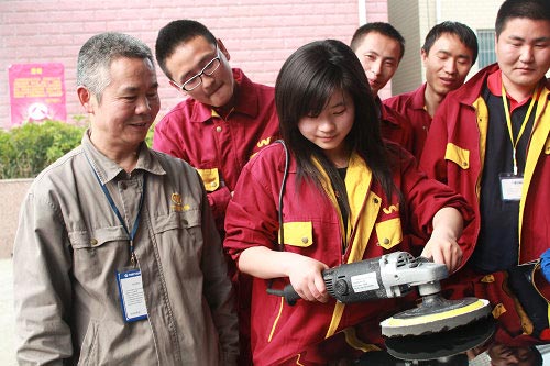 朱世发老师细心指导学生实训要领