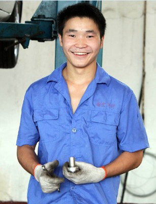 成功就业的王正坤 在岗位中快乐工作