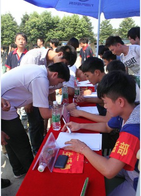 火爆的社团招新现场