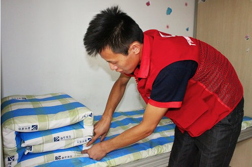 志愿者帮助新生叠被子