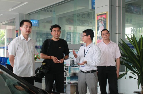 四川万通老师向栏目组介绍学校实训环境与教学理念