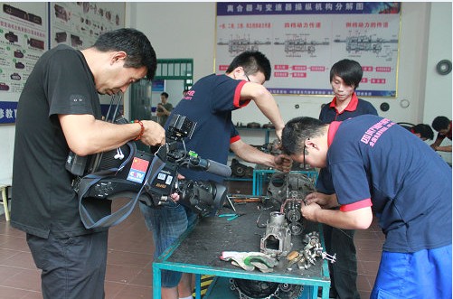 央视记者拍摄万通学子上课场景