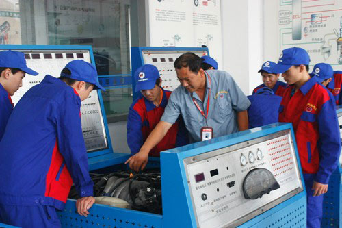 专业汽修教育 让软实力与硬技能“综合发力”