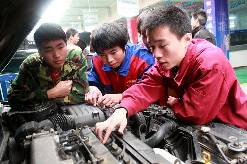 刘立(右一)回炉学技术 获得职业新发展