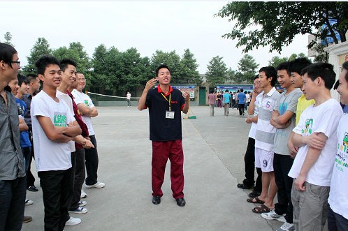 万通职素教育(图为“三教三训”之晨训)