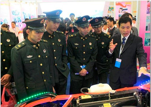 校领导向战士们介绍万通教学成果