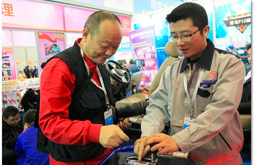 王瑞老师向参展观众介绍参展设备