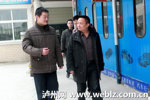 四川万通李校长向人社局领导介绍校园环境