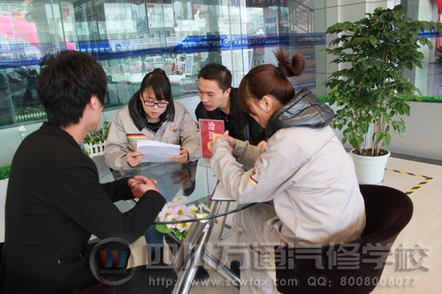 企业领导现场考评万通学子专业能力