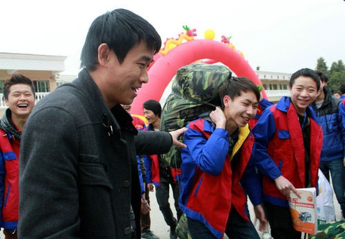 在校学子主动帮毕业生提行李