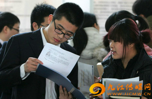 就业压力大 人才“赶会”忙
