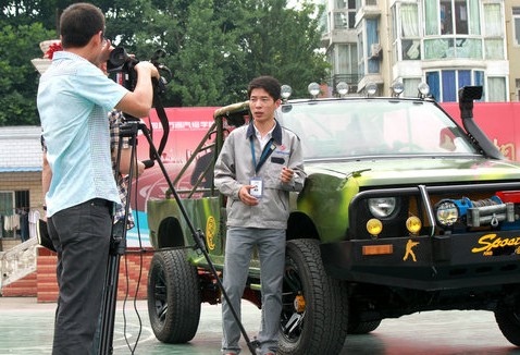 刘文老师向记者介绍“梦想之车”如何诞生