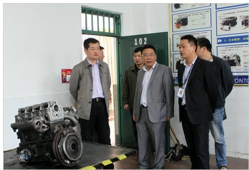 段老师向刘院长(中)介绍万通教学设施和教学理念