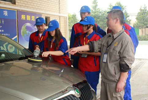 万通汽修 育新时代金蓝领人才