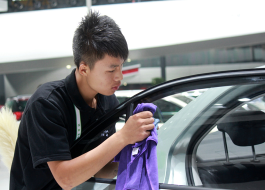 认真工作的万通实习生