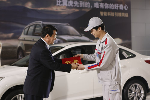 ͻ����ְ�ѣ�У�����Ϊ��ҵ����&ldquo;ѩ����̿&rdquo;