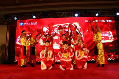 万通汽修老师带来年宴的精彩开场舞《开门红》