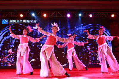 兄弟院校老师带来的歌舞表演《落花情》