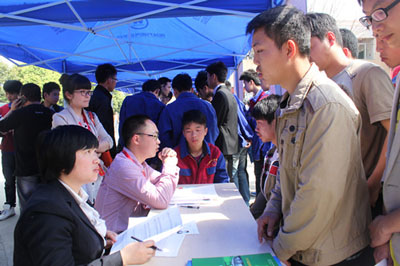 成都万通汽修2014年校园招聘会现场