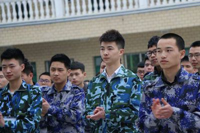 学子们认真听取教官说教
