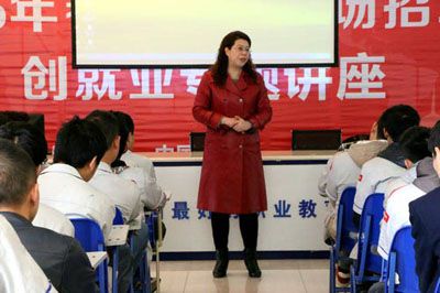 重汽知名汽车专场招聘会现场