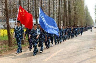 万通学子军训野外拉练