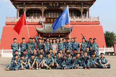 万通学子军训野外拉练