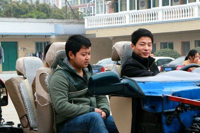 来校同学体验改装车试乘