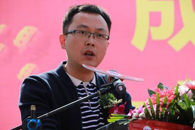 成都市龙泉驿区就业局副局长陈兵致辞