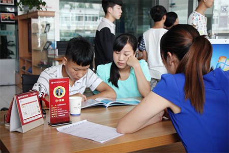 六兄弟“组团”来万通学汽修