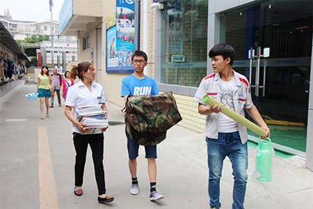 六兄弟“组团”来万通学汽修