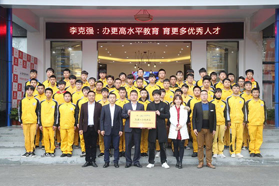 У���쵼����ͨѧ�Ӻ�Ӱ