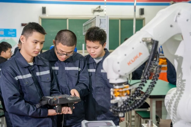 ���б�ҵû��������ѧPLC��̵����Զ���������